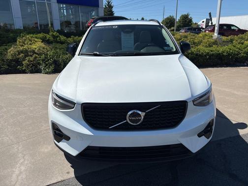 Crystal White 2026 Volvo XC40 Plus, B5 AWD Gas (mild hybrid), Dark