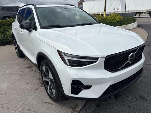 2026 Volvo XC40 Plus, B5 AWD Gas (mild hybrid), Dark