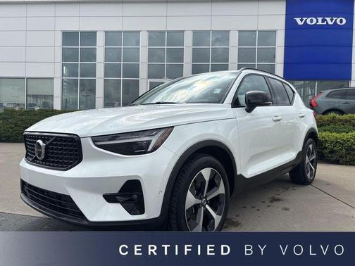Crystal White 2026 Volvo XC40 Plus, B5 AWD Gas (mild hybrid), Dark