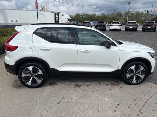 2026 Volvo XC40 Plus, B5 AWD Gas (mild hybrid), Dark