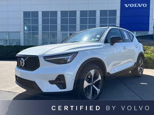 Crystal White 2026 Volvo XC40 Plus, B5 AWD Gas (mild hybrid), Dark