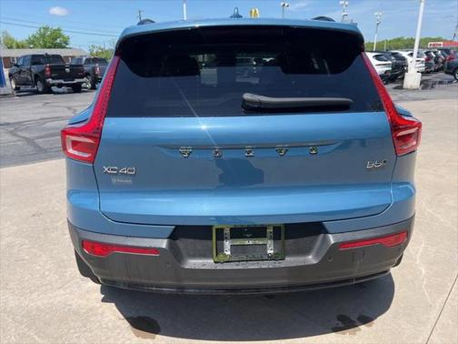 2023 Volvo XC40 B5 Plus Dark Theme