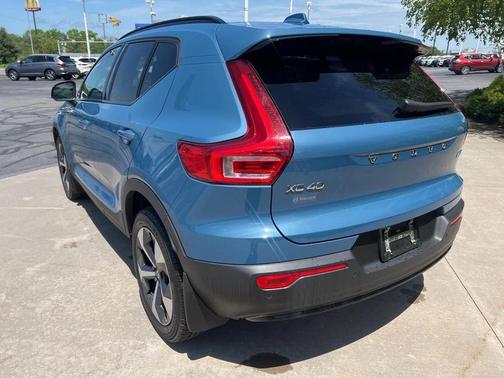 2023 Volvo XC40 B5 Plus Dark Theme