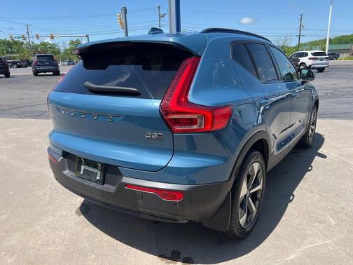 2023 Volvo XC40 B5 Plus Dark Theme