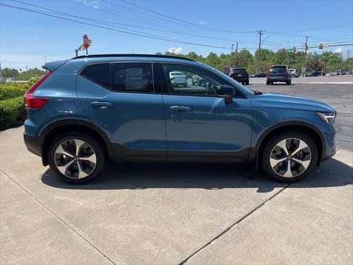 2023 Volvo XC40 B5 Plus Dark Theme