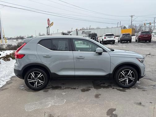 2025 Volvo XC40 B5 Core Bright Theme