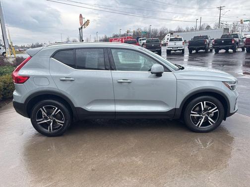 2025 Volvo XC40 B5 Core Bright Theme