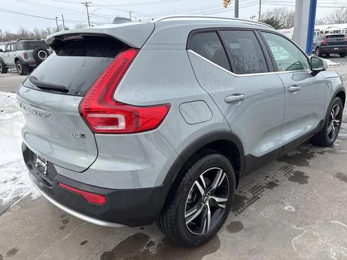 2025 Volvo XC40 B5 Core Bright Theme
