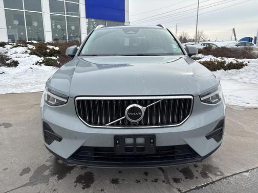 2025 Volvo XC40 B5 Core Bright Theme