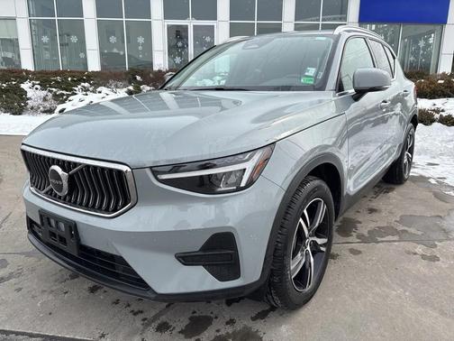 2025 Volvo XC40 B5 Core Bright Theme