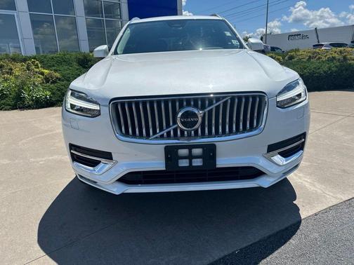 Crystal White Metallic 2023 Volvo XC90 B6 Plus 6-Seater