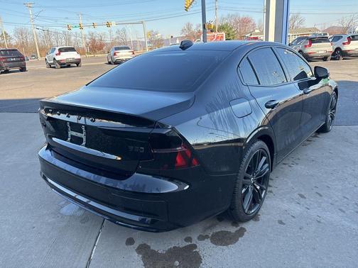 2024 Volvo S60 B5 Plus Black Edition