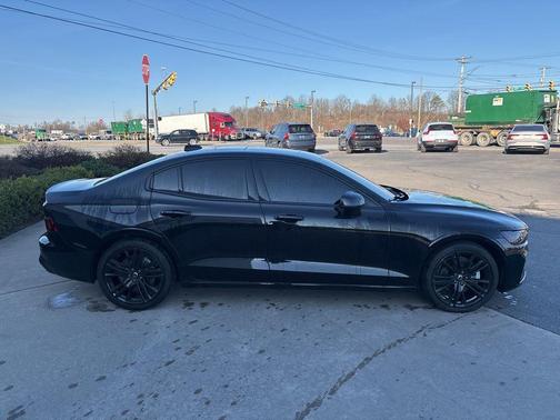2024 Volvo S60 B5 Plus Black Edition