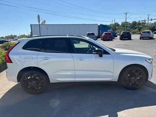 Crystal White Metallic 2026 Volvo XC60 B5 Ultra Black Edition
