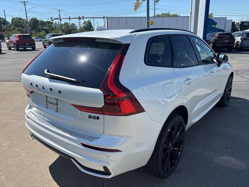 Crystal White Metallic 2026 Volvo XC60 B5 Ultra Black Edition
