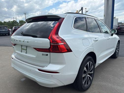 Crystal White Metallic 2023 Volvo XC60 B5 Core