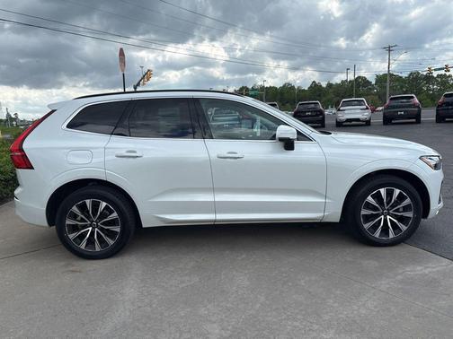 Crystal White Metallic 2023 Volvo XC60 B5 Core