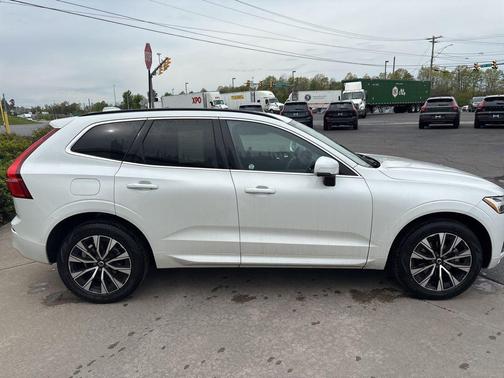 Crystal White Metallic 2023 Volvo XC60 B5 Core