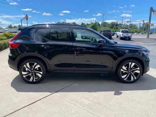 2025 Volvo XC40 Ultra Dark Theme