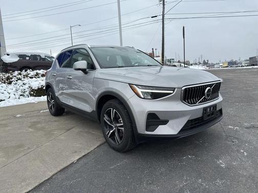 2025 Volvo XC40 B5 Core Bright Theme