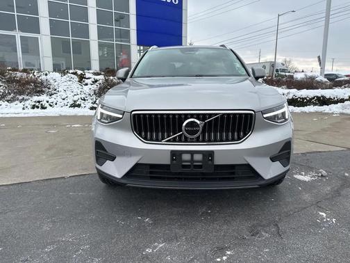 2025 Volvo XC40 B5 Core Bright Theme