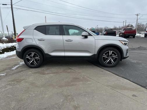 2025 Volvo XC40 B5 Core Bright Theme