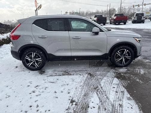 2025 Volvo XC40 B5 Core Bright Theme