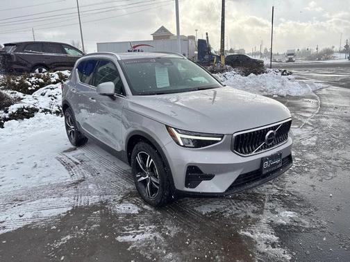 2025 Volvo XC40 B5 Core Bright Theme