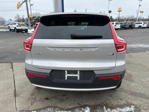 2025 Volvo XC40 B5 Core Bright Theme