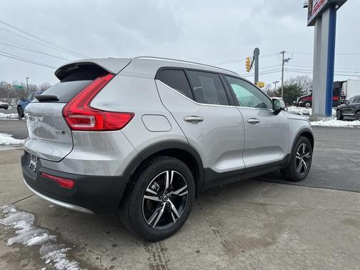 2025 Volvo XC40 B5 Core Bright Theme