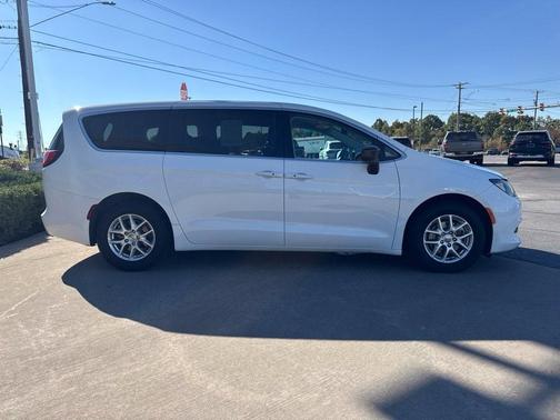 Bright White Clearcoat 2024 Chrysler Voyager LX
