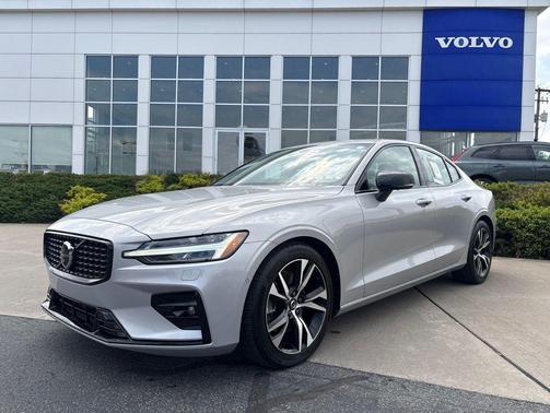 Silver Dawn Metallic 2023 Volvo S60 B5 Plus Dark Theme