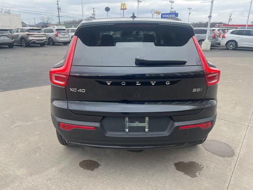 2025 Volvo XC40 B5 Ultra Dark Theme