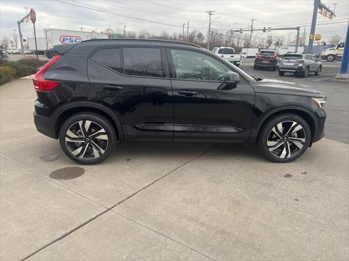 2025 Volvo XC40 B5 Ultra Dark Theme
