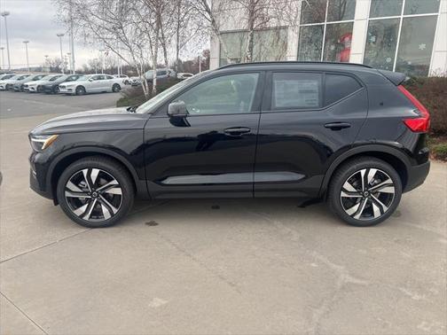 2025 Volvo XC40 B5 Ultra Dark Theme