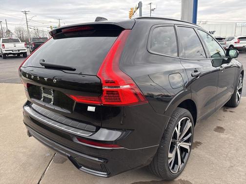 2024 Volvo XC60 Recharge Plug-In Hybrid T8 Ultimate Dark Theme