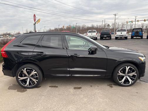 2024 Volvo XC60 Recharge Plug-In Hybrid T8 Ultimate Dark Theme