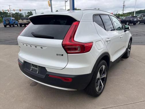 2025 Volvo XC40 B5 Plus Bright Theme