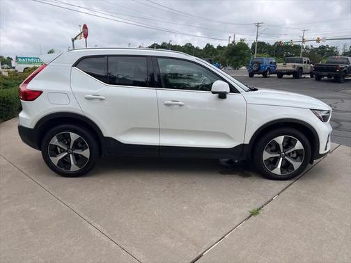 2025 Volvo XC40 B5 Plus Bright Theme