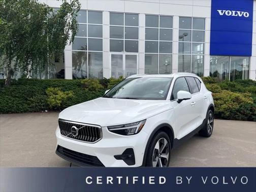 2025 Volvo XC40 B5 Plus Bright Theme