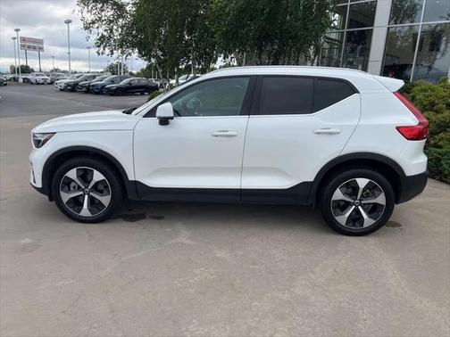 2025 Volvo XC40 B5 Plus Bright Theme