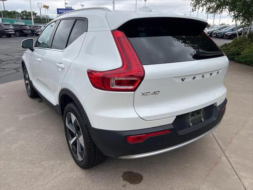 2025 Volvo XC40 B5 Plus Bright Theme