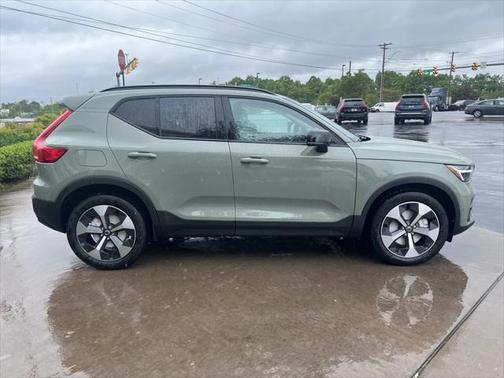 2025 Volvo XC40 B5 Plus Dark Theme