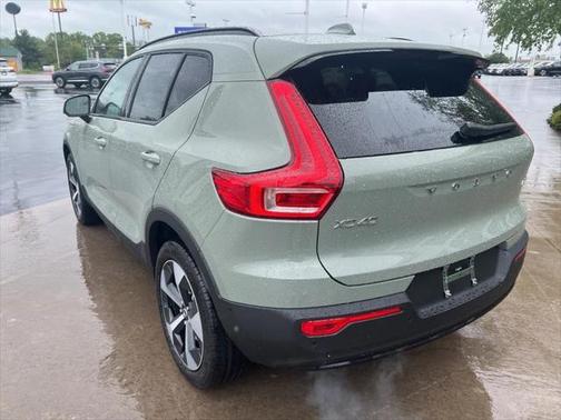 2025 Volvo XC40 B5 Plus Dark Theme