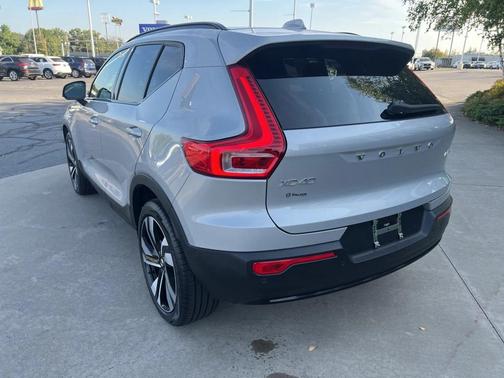 2025 Volvo XC40 B5 Plus Dark Theme