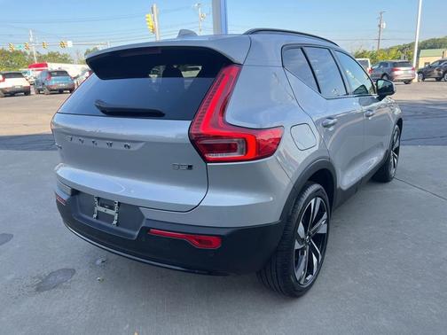 2025 Volvo XC40 B5 Plus Dark Theme