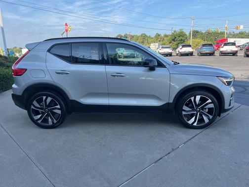 2025 Volvo XC40 B5 Plus Dark Theme