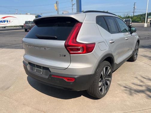 2025 Volvo XC40 B5 Plus Dark Theme