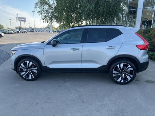 2025 Volvo XC40 B5 Plus Dark Theme