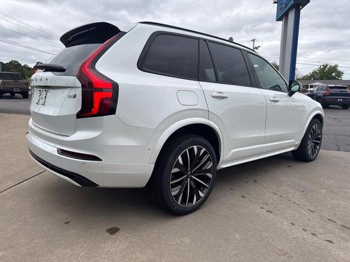 Crystal White 2027 Volvo XC90 Ultra Dark Theme